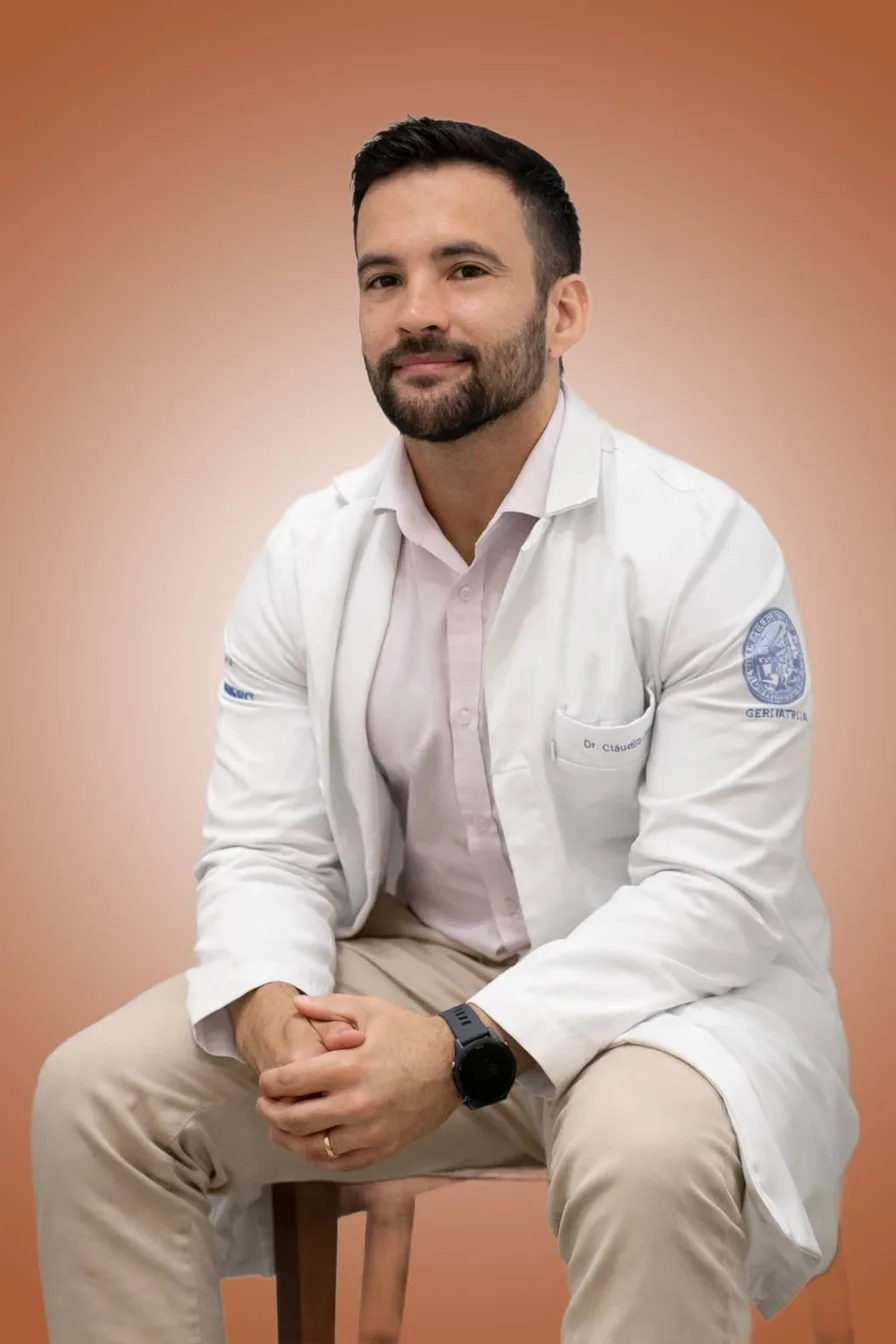 Atendimento humanizado: Dr. Cláudio Paiva com paciente idosa